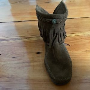 Minnetonka High Top Back Zip Boot